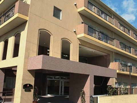 茶色い4階建ての建物