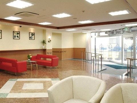ソファーが設置されたエントランスホール