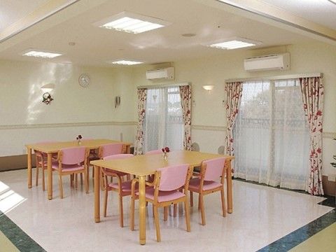 4人掛けのテーブルが設置された談話コーナー
