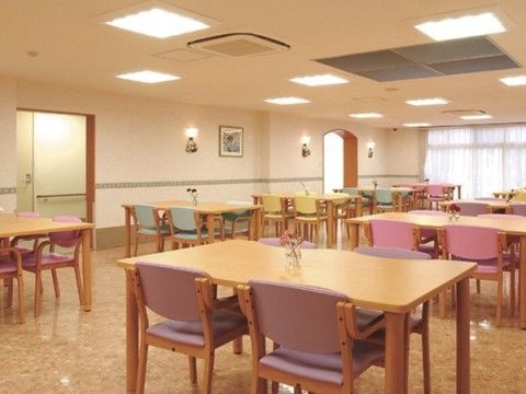 4人掛けのテーブルが複数設置された食堂
