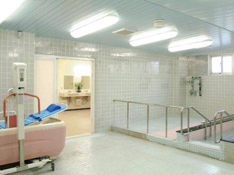 介護用の機器が設置された浴室