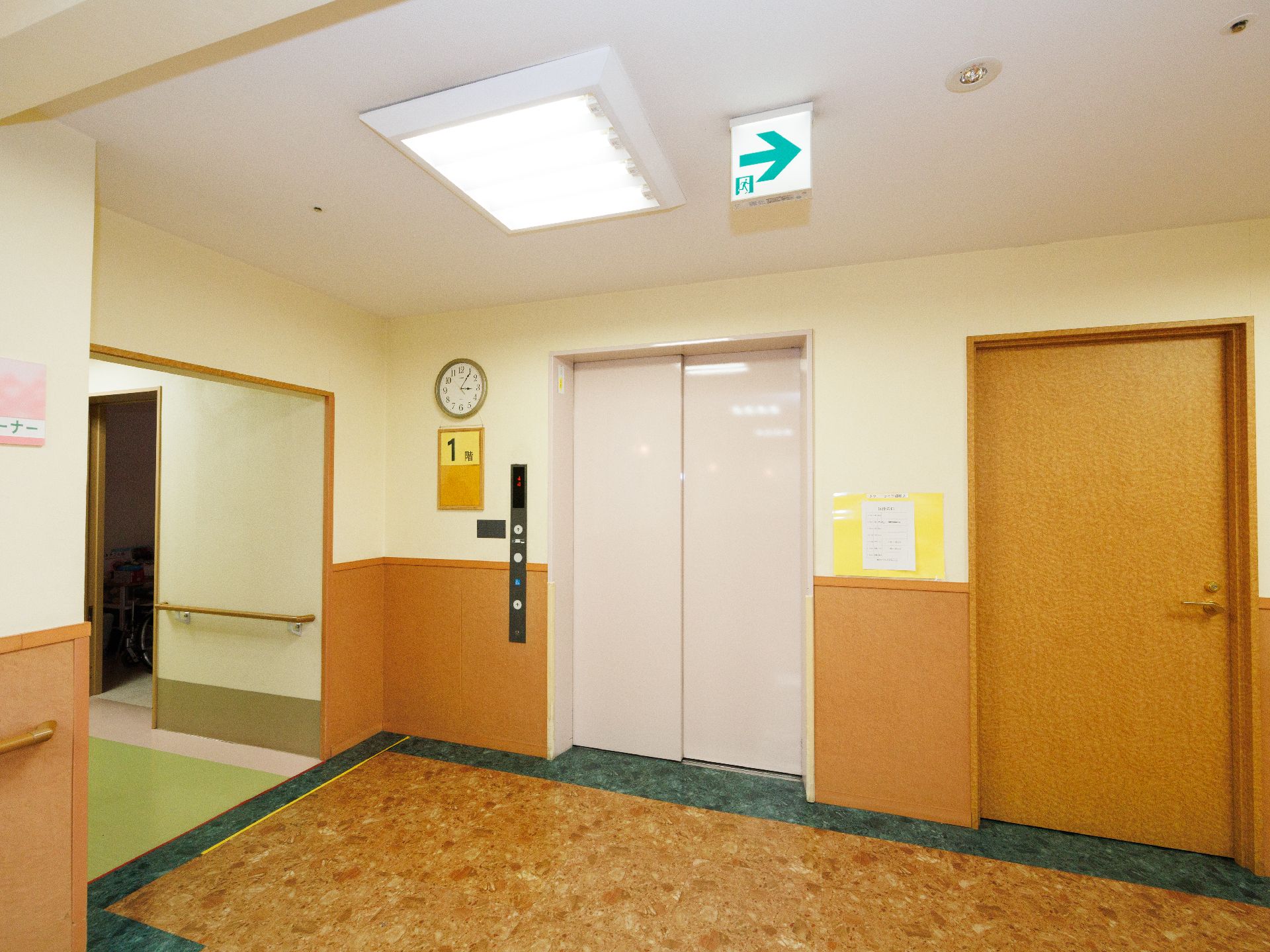 手すりがついていてエレベーターに入りやすい廊下