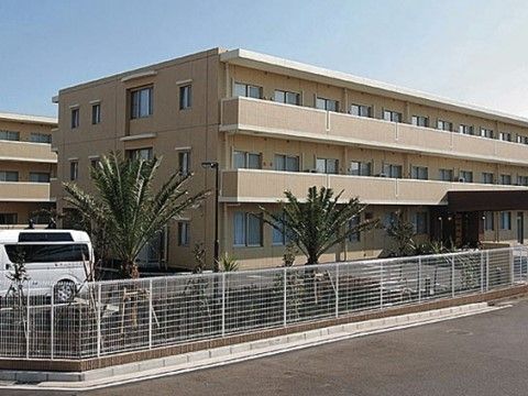3階建ての介護付き有料老人ホームの外観