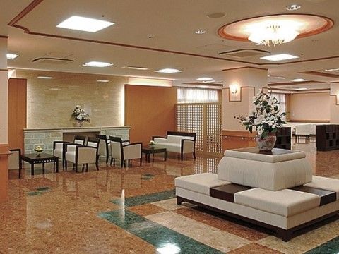 テーブルとソファーが設置されたエントランスロビー