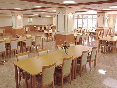 長テーブルと椅子が設置された食堂