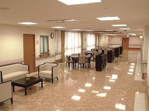 4人掛けのテーブルやソファーが設置された談話コーナー