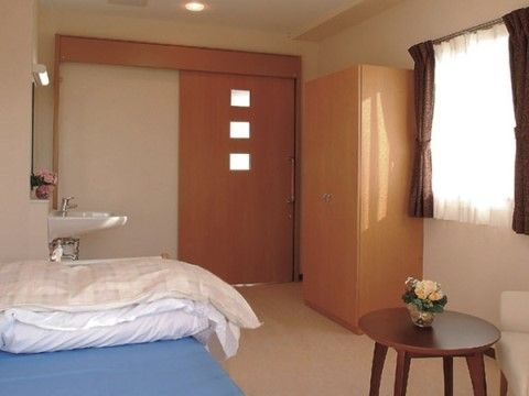 ベッドとタンスが設置された居室