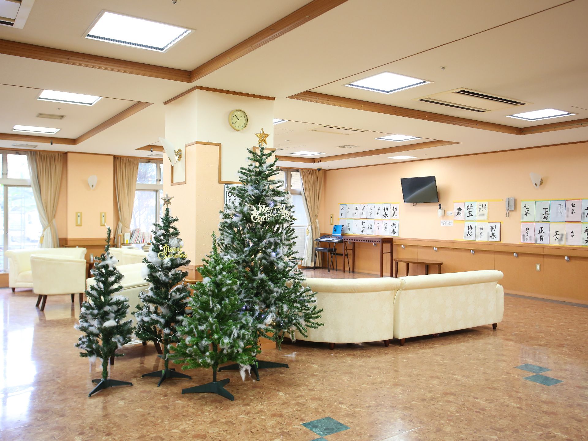 クリスマスツリーが４つ置かれているエントランス