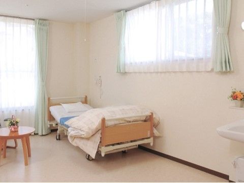 テーブルとベッドが設置された居室