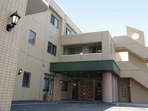 3階建ての介護付き有料老人ホームの外観