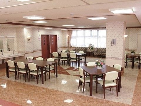テーブルが複数設置された談話コーナー