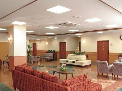 ソファーが複数設置されたエントランスホール