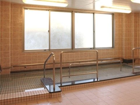 手すりが付いた大浴場の浴槽