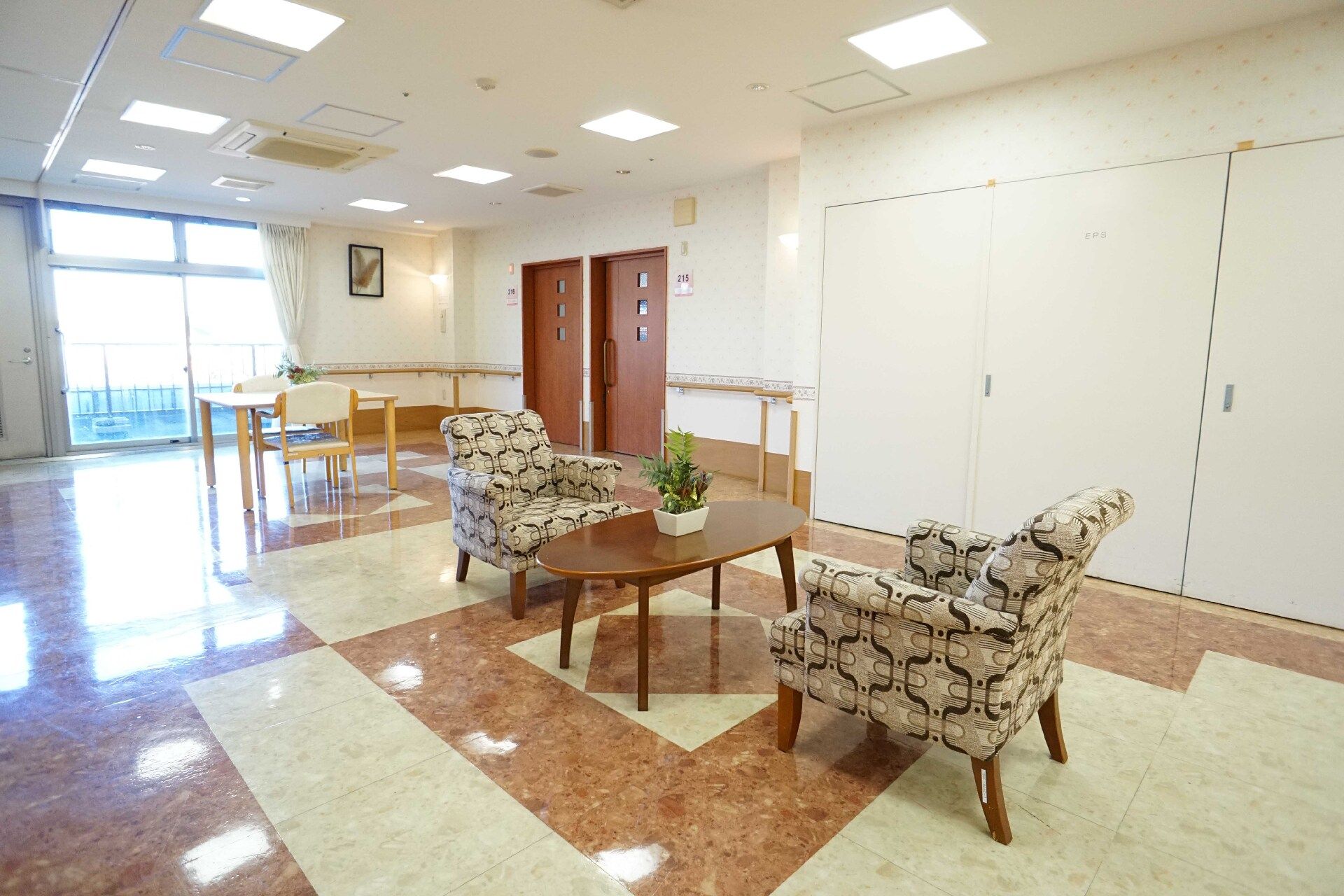 手すりが設置してあり、転倒がしにくくなっている共有スペース