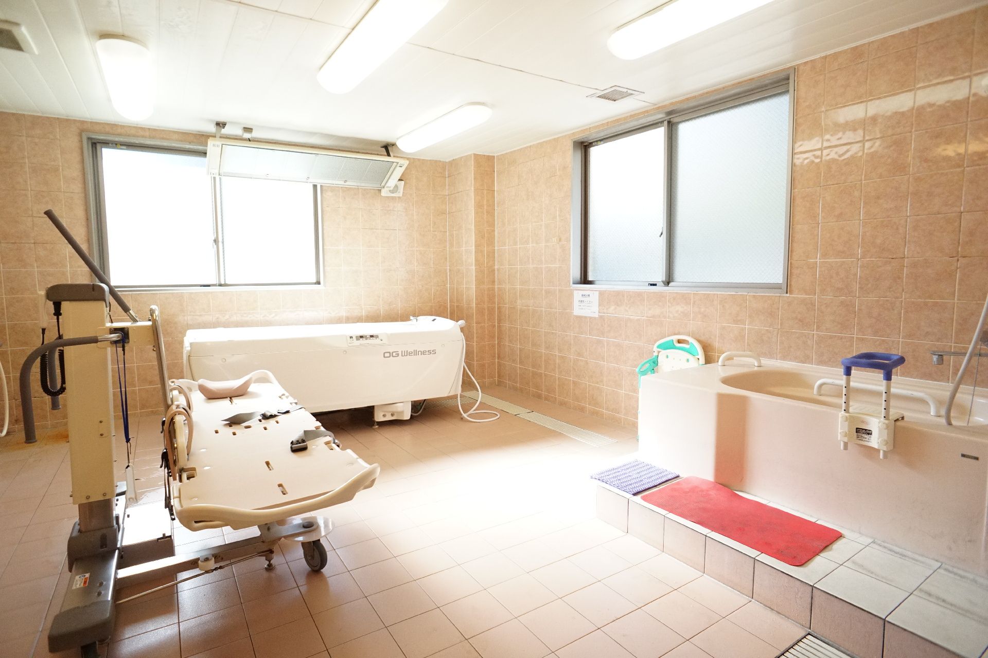 要介護度が軽度の方が利用する、手すり付きの個浴用の浴槽