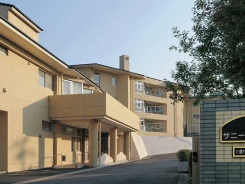門から見える介護付き有料老人ホームの建物