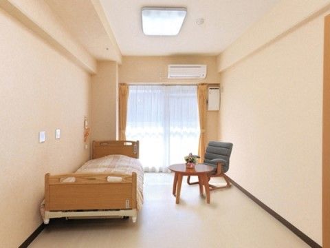 テーブルと椅子やベッドを設置した居室