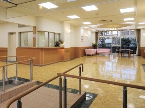 窓際にソファーを配置したホール