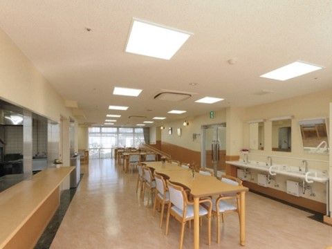 洗面台が設置されテーブルセットが複数配置された食堂