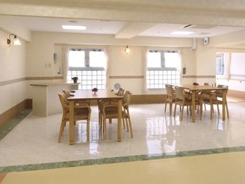 テーブルセットが複数設置された談話コーナー