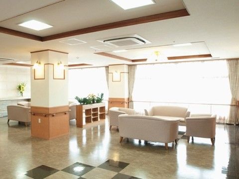白いソファーが複数設置されたエントランスホール