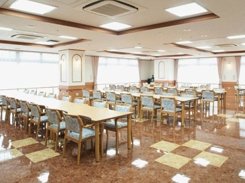 テーブルセットが複数設置された日当たりの良い食堂