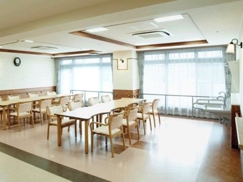 テーブルセットが複数設置された談話コーナー