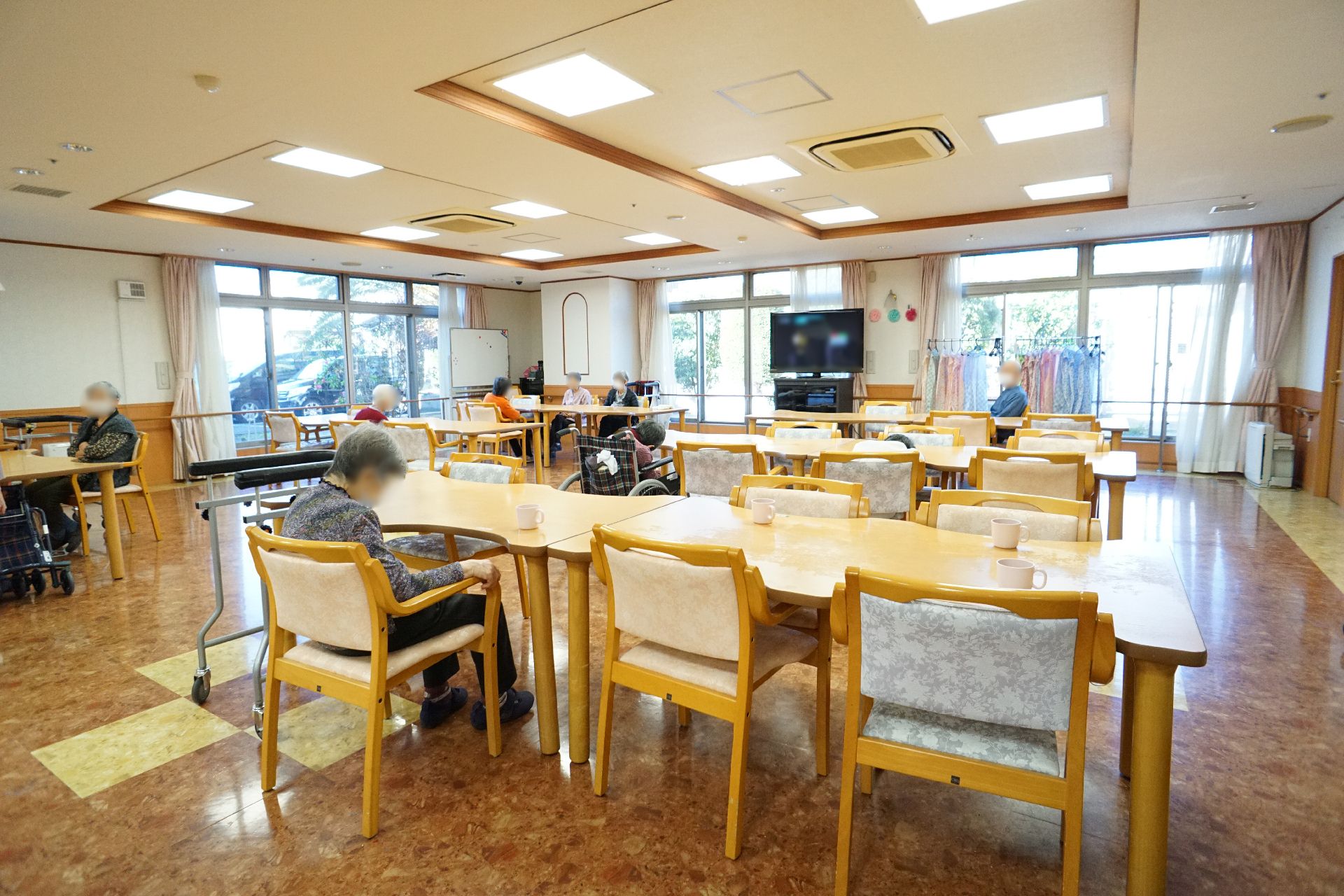 大きなテーブルと椅子が並べられている食堂