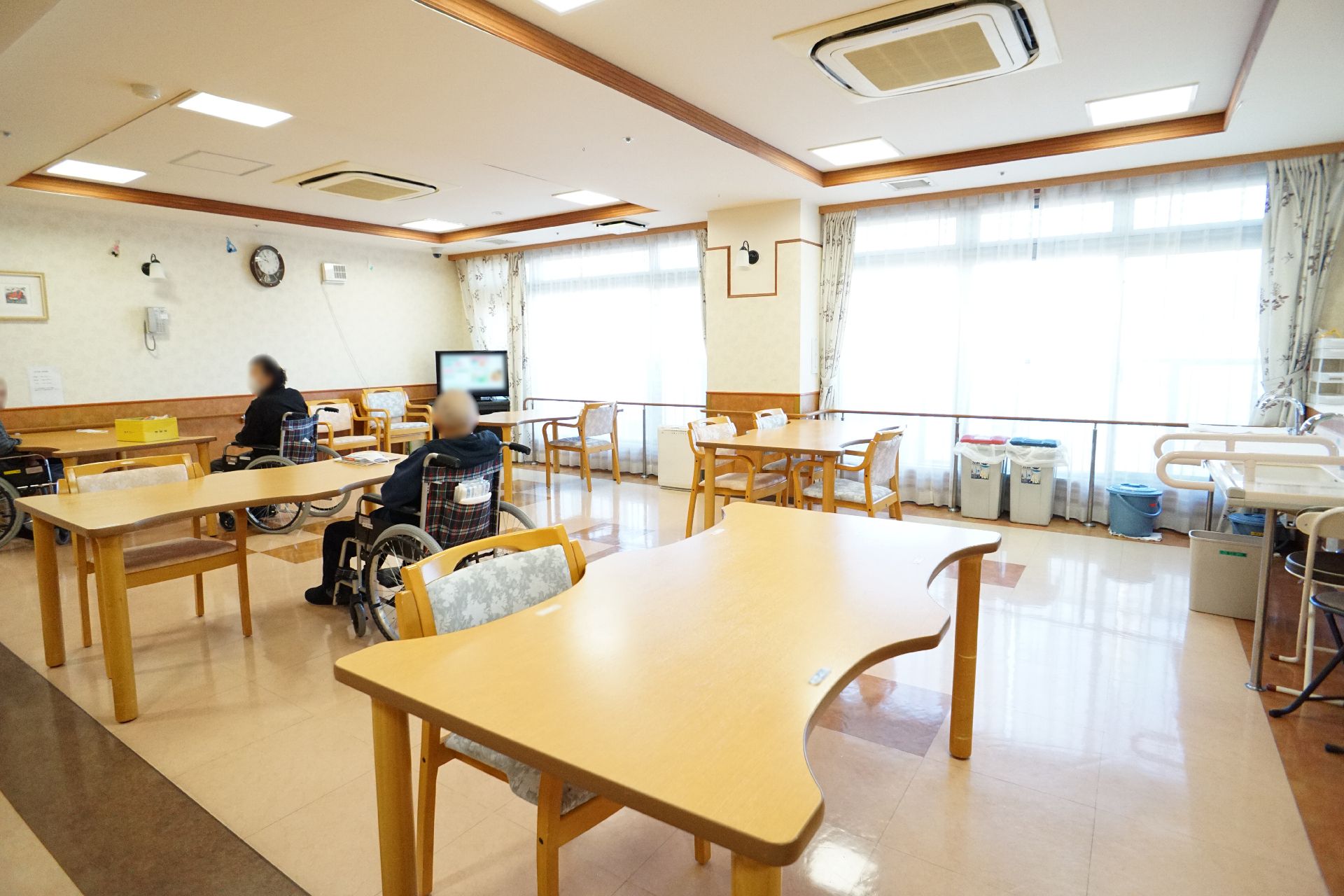 照明や窓からの日差しで明るく照らされている食堂