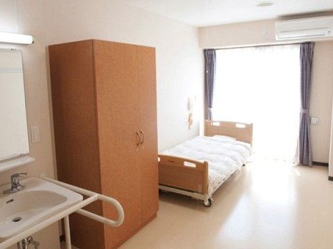 ベッドやタンスが設置された居室