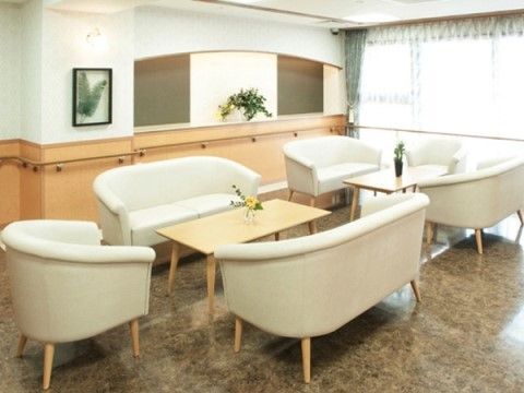 花が飾られたテーブルとソファーが設置されたエントランスホール