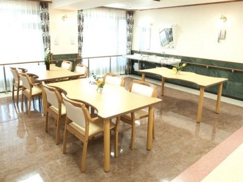 テーブルセットが複数設置された談話コーナー