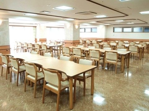 テーブルセットが複数設置された食堂