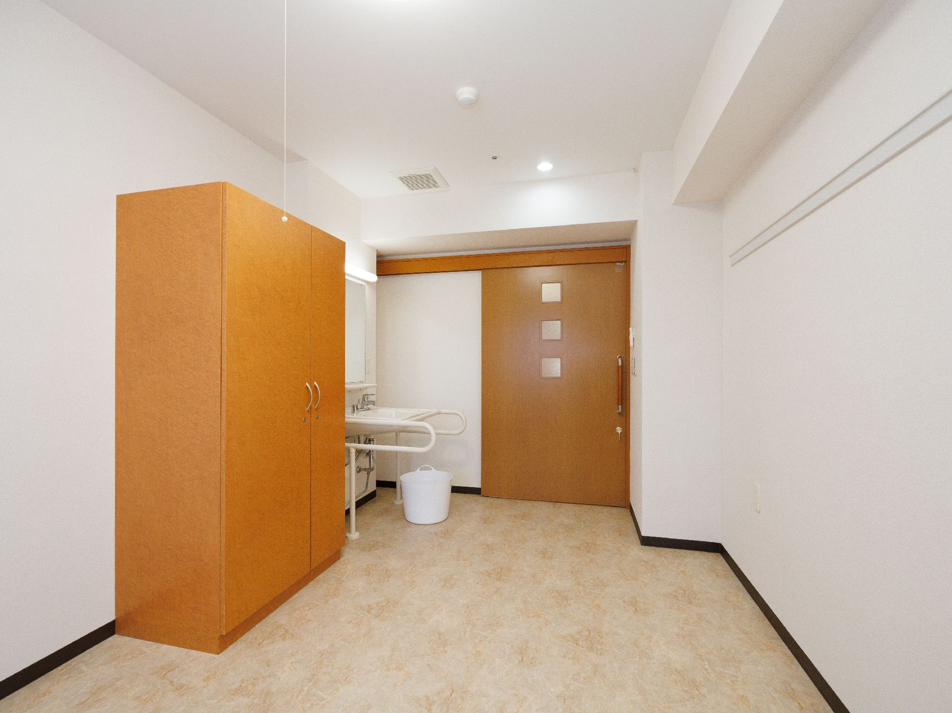 面積が広く、介護ベッドや家具類を置いても狭さを感じない居室
