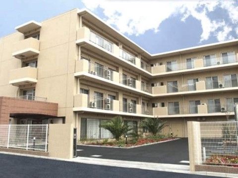 4階建ての建物と建物前の駐車場