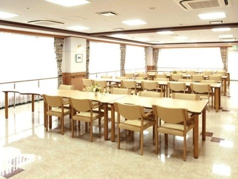 テーブルセットが複数設置された共有スペース