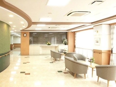 花が飾られたテーブルとソファーが設置されたエントランスホール