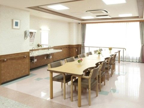 中央にテーブルセットが配置された談話コーナー