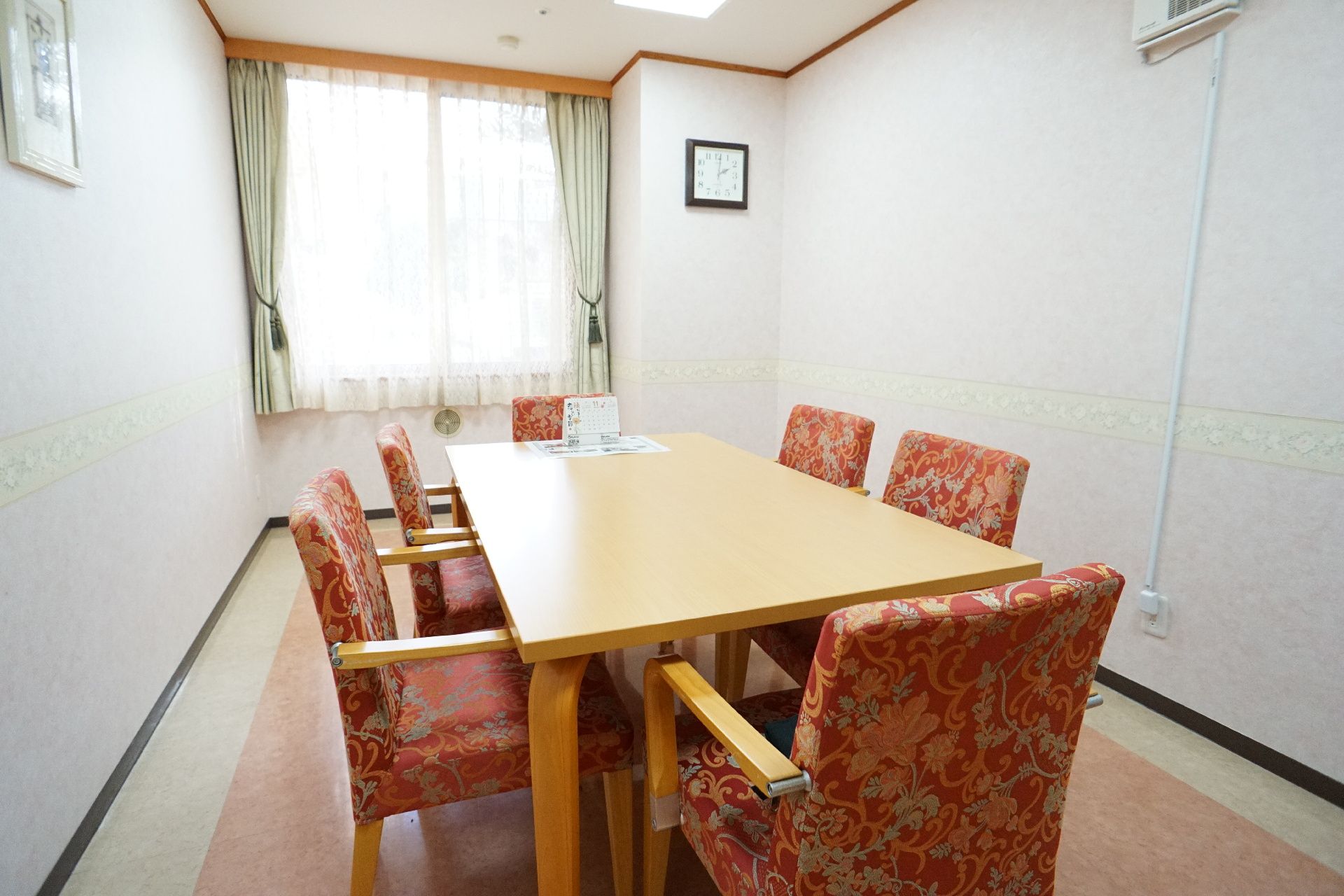 入居者や親族が集まって会話を楽しめる共有スペース