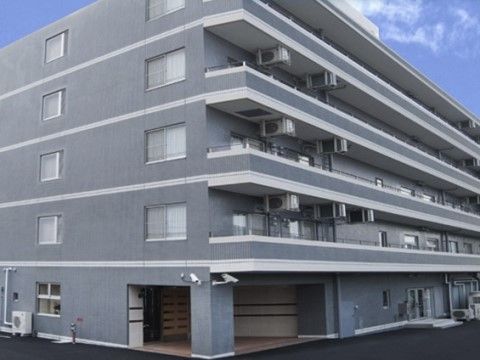 サニーライフの厚木戸室の外観。きれいでしっかりとした介護向け設計建物となっております。