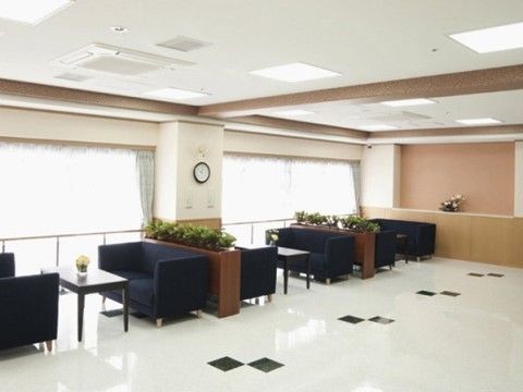サニーライフ厚木戸室のホール。清潔感のある空間でゆっくり談話。