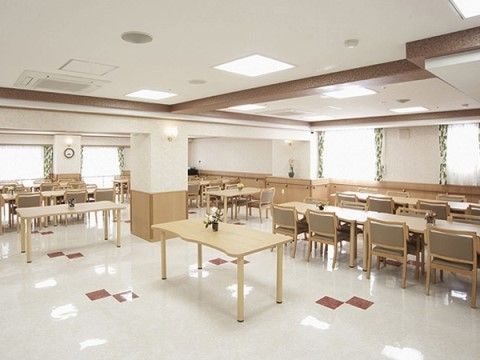 サニーライフ厚木戸室の食堂。明るく開放的なお食事処。