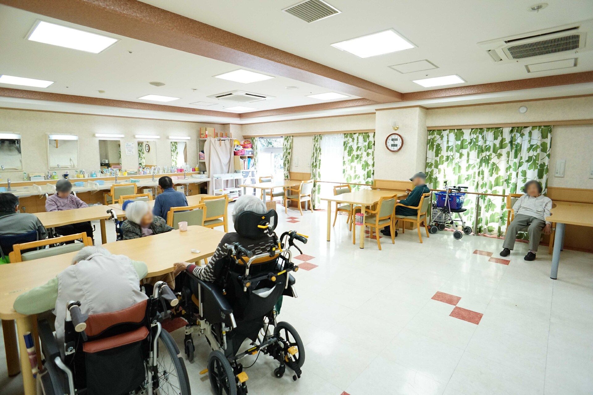 テーブルと椅子が設置されている共有スペース