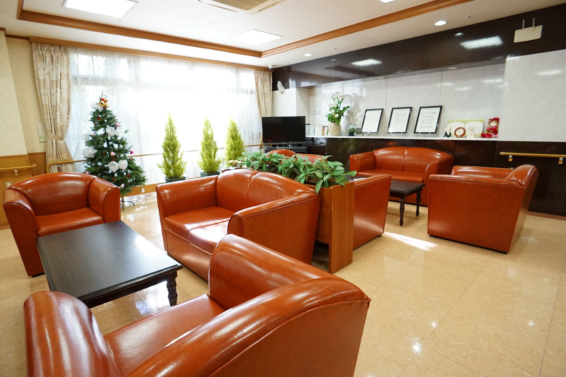 サニーライフ座間の談話コーナー。重厚感漂う空間で贅沢な、ゆっくりとした時間が過ごせます。
