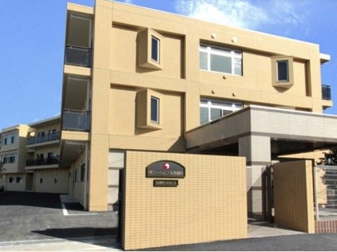 サニーライフ大井松田の外観。付近にショッピングモールがある住宅街に立地した大きな施設となっております。