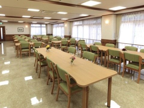 サニーライフ大井松田の食堂。日中は沢山の日光を感じながらお食事いただけます。