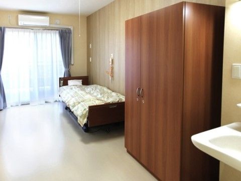 サニーライフ大井松田の居室。完全個室の居室は落ち着きのある内装となっております。