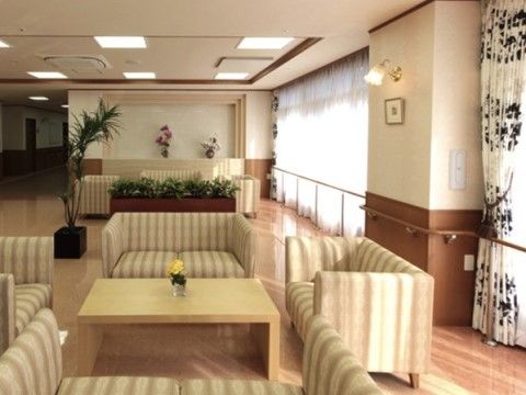 サニーライフ大井松田のホール。オシャレな空間は時間を忘れて話せます。