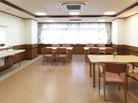 サニーライフ大井松田の談話コーナー。ふれあいを楽しめる広い空間。