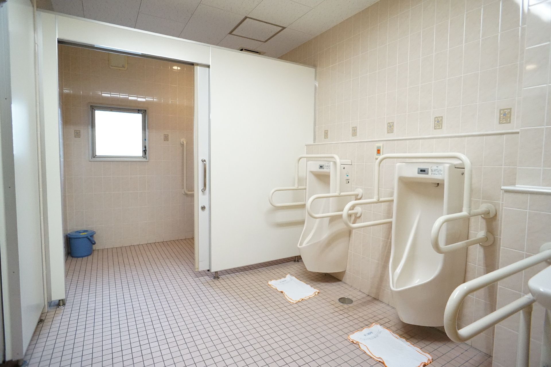 高齢者が使うことを配慮して手すりが設置されているトイレ